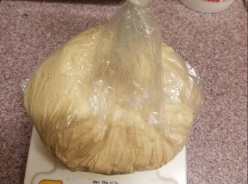 step5: 放入已搽橄欖油食物袋內進行第一次發酵，約一個鐘。