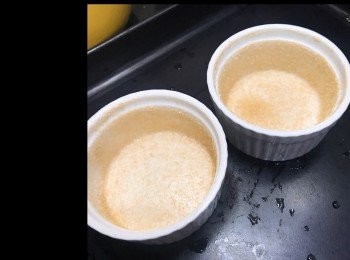 step3: 牛奶、牛油叮熱/座熱，把牛油熱溶，蛋黃加入糖，打發均勻，加入麵粉，攪拌均勻，加入牛奶牛油溶液攪拌，加一湯匙柚子茶攪勻