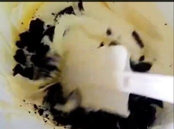 step3: ～魚膠粉加入凍牛奶，以熱水隔著容器，攪拌至魚膠粉溶化備用。
～ 已放軟的忌廉芝士加入砂糖，用打蛋器打至滑身
～於另一個無油無水的容器內，加入淡忌廉用乾淨的打蛋打至微皺
～打起的淡忌廉混入忌廉芝士，用膠刮拌勻至混合再加入魚膠牛奶拌勻。
～加入粗粒OREO餅碎拌勻