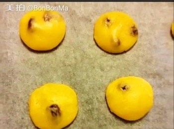 step7: 提子乾曲奇食譜
材料
無鹽牛油 80g
糖粉      40g
低筋麵粉 130g         
全蛋         20g
泡打粉     1/2茶匙
雲呢拿香油 ¼茶匙
提子乾。     25 g