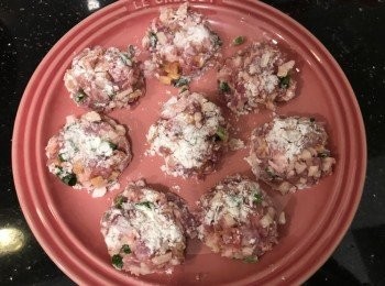 step3: 碟上灑上一層麵粉，將適當份量輕手揑成圓形，撲上麵粉，放在碟上輕力壓一下成餅狀