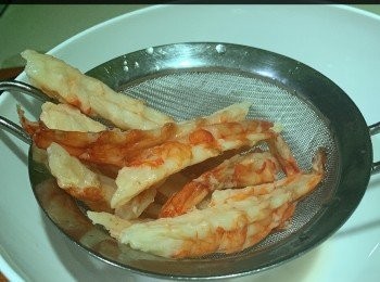 step2: 米洗淨後加水浸約10分鐘，盛起瀝乾水份，備用。