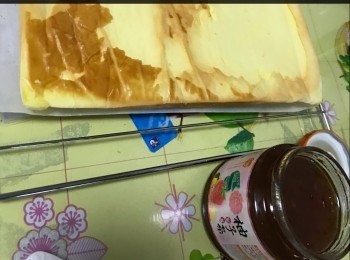 step6: 焗35min 出爐反轉放涼

加入草莓柚子茶 同 新鮮草莓卷起