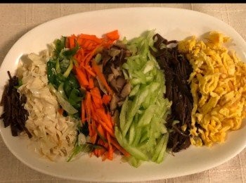 step2: 紅蘿蔔絲、木耳、腐皮切絲，蛋煎成蛋餅切絲，陳皮、勝瓜、薑、冬菇、青葱切絲。