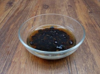 step4: 豆豉用熱水浸一分鐘，倒去水份