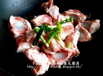 step3: 豬軟骨放入鑊中 , 加入蔥段 , 薑絲 , 酒及水 , 蓋上蓋用中火出水10分鐘
