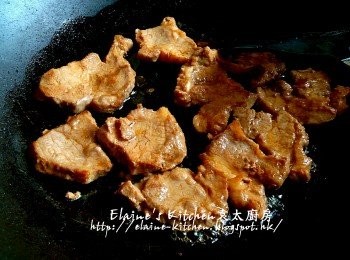 step7: 燒紅鑊 , 將豬扒放入鑊中用中火煎至兩面金黃色後盛起