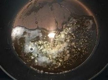 step9: 鍋內放入1湯匙沙拉油和一湯匙香油，並放入蒜末燒熱；