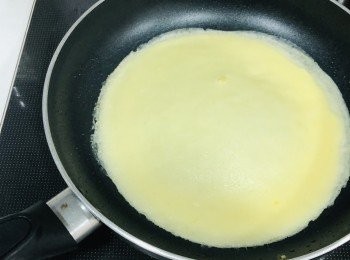 step4: 用牛油熱鑊，倒入粉漿搖勻，煎至凝固熟透