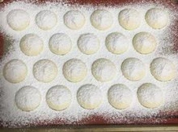 step11: 分兩次撒上糖粉，便可放入烤箱180度烤8～10分鐘即可（看上色狀況）。