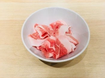 step1: 豚肉用<span class="group_2">醃料</span>醃10分鐘備用。