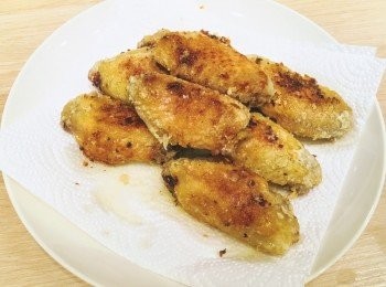 step2: 將蒜頭剁成蒜蓉，備用。
燒熱油鑊，將<a href="https://bit.ly/3zHU5V3" target="_blank" data-keyword="雞翼" class="guide-link"><strong>雞翼</strong></a> <span style="display:inline-block;vertical-align:middle;margin-top:-3px;color:initial;border-radius:3px;padding:2px 3px;font-size:12px;line-height:14px;background:#87d300;color:#fff;">即買</span> 置於平底鑊中，以中火將<a href="https://bit.ly/3zHU5V3" target="_blank" data-keyword="雞翼" class="guide-link"><strong>雞翼</strong></a> <span style="display:inline-block;vertical-align:middle;margin-top:-3px;color:initial;border-radius:3px;padding:2px 3px;font-size:12px;line-height:14px;background:#87d300;color:#fff;">即買</span> 煎至金黃色。
<a href="https://bit.ly/3zHU5V3" target="_blank" data-keyword="雞翼" class="guide-link"><strong>雞翼</strong></a> <span style="display:inline-block;vertical-align:middle;margin-top:-3px;color:initial;border-radius:3px;padding:2px 3px;font-size:12px;line-height:14px;background:#87d300;color:#fff;">即買</span> 盛起備用，倒去熱油，把平底鑊抺乾淨。