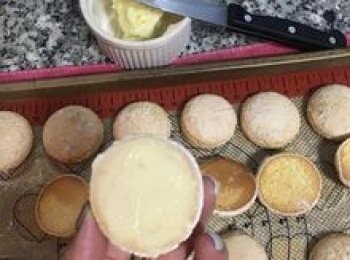 step17: 用小湯匙或果醬抹刀或小水果刀，取適量檸檬奶油醬抹在牛粒上；