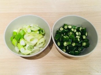 step3: 秋葵切去頭尾，切粒備用。大蔥洗淨，切粗片備用。