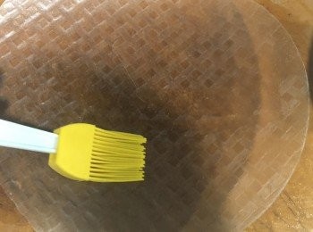 step3: 米紙掃上水