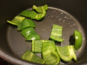 step3: 先用油略爆青椒，之後攞起備用。
