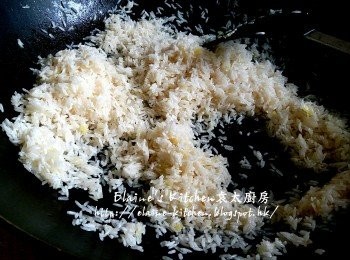 step6: 鑊中放入薑粒爆香 , 加入白米拌勻數分鐘至乾身