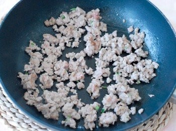 step1: 燒熱鑊後下油，先炒免治豬肉