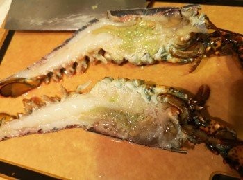 step2: 將龍蝦腮和腸清走，龍蝦蚶用刀背拍破開少許。