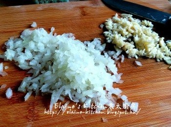 step2: 期間將蒜頭去衣切碎 , 洋蔥去衣切碎