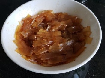 step2: 用花椒辣油 , 麻油 , 生抽 , 糖撈好醃 30 分鐘