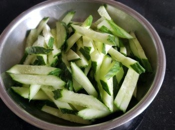 step4: 青瓜 , 將青瓜切條