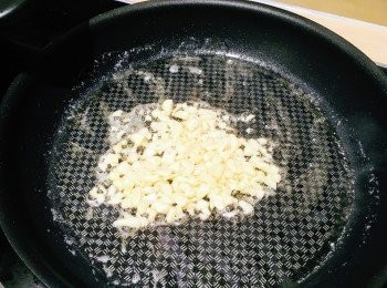 step3: 燒熱鑊，加入一半牛油及蒜蓉爆香。