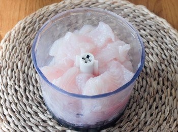step1: 將魚起肉，將肉切小塊 (我是用凍的魚柳）