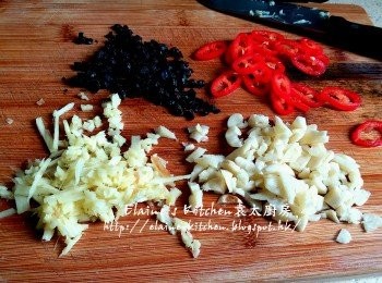 step3: 期間將豆豉剁碎 , 辣椒去籽切片 , 蒜頭去衣切細粒 , 薑去皮切細粒