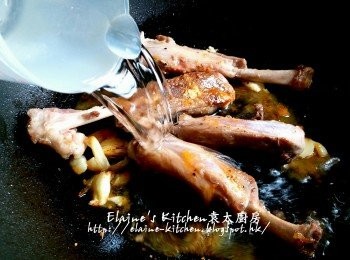 step5: 加入白酒用中火煮滾 , 加入<span class="group_2">調味料</span>及3杯水份量拌勻