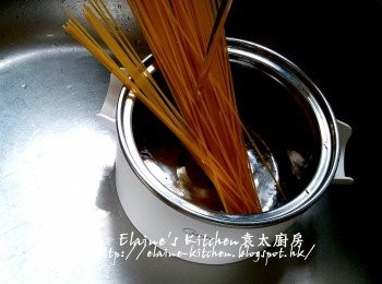 step10: 意粉放入早餐機的煲內加水