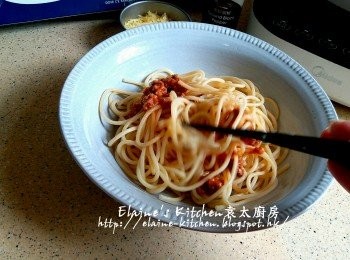 step13: 盛起瀝乾水份放入大碗內 , 加入2湯匙肉醬拌勻 , 再淋上適量肉醬