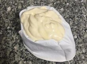 step9: 裝入放了圓嘴的擠花袋中；