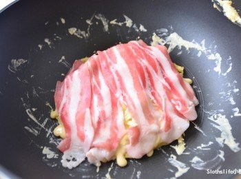 step7: 最上層鋪上6片左右培根，蓋鍋蓋用中小火煎4~6分鐘