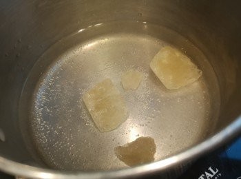 step4: 先煮溶冰糖。