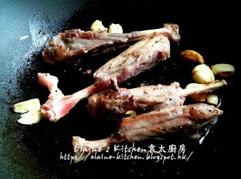 step4: 鑊中爆香蒜頭 , 放入豬仔脾煎至兩面轉色