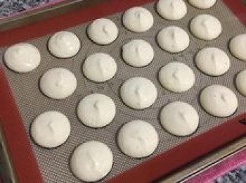 step10: 擠麵糊時，擠花嘴要距離烤盤約2-3公分高，擠時要將麵糊擠的有點高度，這樣中間的蛋糕口感會較明顯。大小則約為10元硬幣的大小。