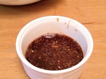 step2: 所有調味料在小碗中拌勻, 趁菜還熱時淋上菠菜葉, 好讓芝麻油的香氣釋放出來, 最後灑上少許香烘過的白芝麻即成