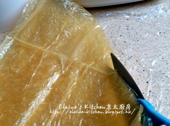step9: 腐皮對摺剪成八塊 , 包餡料前將腐皮用濕布抹一抹