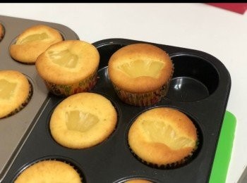 step2: 準備好...紙托/杯子 倒至8分滿
放波蘿上麵糊面....
焗約30min 170/150
#人人爐火不同...自行調配...溫度時間