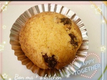 step8: 曲奇做法
~提子乾先以水浸軟後，用抺肉紙吸乾水份待用
～牛油於室溫下軟化，用電動打蛋器，將糖粉加入打發至鬆發變白
～全蛋分一至兩次加入牛油中打勻，再加入香油打勻。
～將以篩過的麵粉及泡打粉加入蛋糊中拌勻，
最後加入提子乾拌勻
～將麵團平均分成小分，用手搓成球狀，興輕微壓扁
~放入已預熱焗爐，以170度焗約入15分鐘便成。
（各爐溫不同，要着注意調溫）