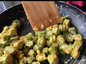 step4: 放入秋葵快炒至每顆秋葵沾上鹹蛋黃即可。