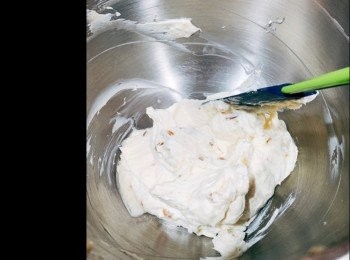 step2: 忌廉芝士室溫解凍後，加入柚子茶醬，用電動打蛋器打發至滑身備用。