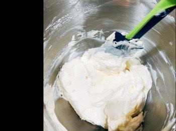 step4: 將打發好的鮮忌廉與柚子芝士混合物用刮刀拌勻。