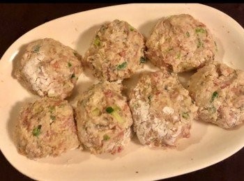 step3: 將蓮藕粒、絞肉、鯪魚肉、蝦米、蔥粒及芫茜碎倒在一個大碗內攪勻，然後加入<span class="group_2">調味料</span>，用力將它攪至起膠。


然後將它捏成小餅，再輕輕壓扁成餅狀備用。