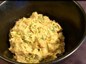 step6: 將鯪魚肉、長豆角、檸檬葉、紅蔥頭，香茅、紅辣椒碎、魚露、紅咖哩醬和調味料，一起倒入碗內攪拌至魚肉起膠，然後醃30分鐘備用。