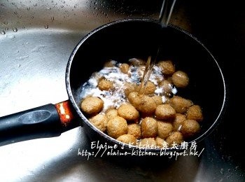 step4: 盛起陳皮魚蛋放入煲內 , 用水沖一沖洗去油份