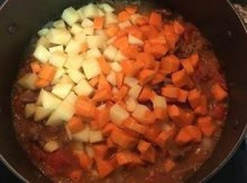 step8: 接著放入馬玲薯丁和紅蘿蔔丁略微拌炒；