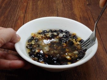 step6: 起鑊後置碗中; 下其他調味; 用叉調勻， 同時將部分豆豉壓成蓉