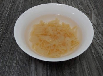step3: 用清水浸泡數小時至淡味（中途換水數次）